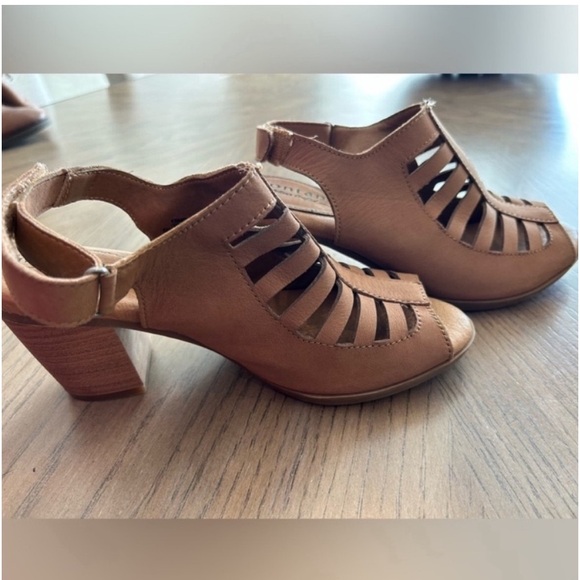 Montana tan Velcro strap block heel size 6M - Picture 3 of 7